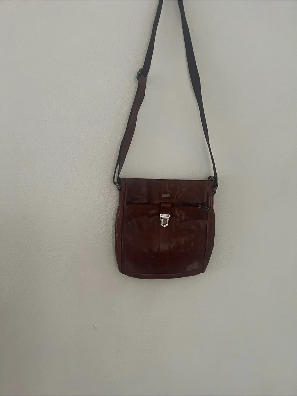 Spikes y Sparrow Classic Brown Leather Messenger Bag with Front Buckle